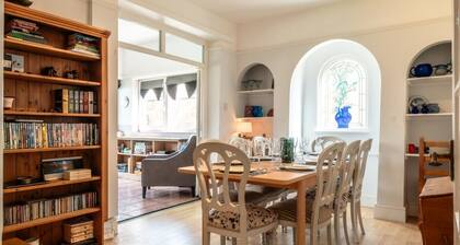 Beautiful 5-Bedroom Home Near Stroud