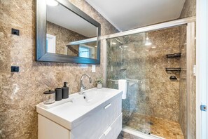 Secador de cabelo, toalhas de banho, sabonete, papel higiênico