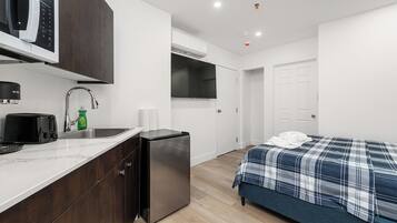 Deluxe Studio | Desk, iron/ironing board (on request), WiFi (free), bed sheets