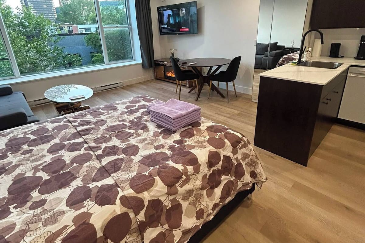 Suite estudio de lujo | Escritorio, tabla de planchar con plancha, wifi gratis y ropa de cama