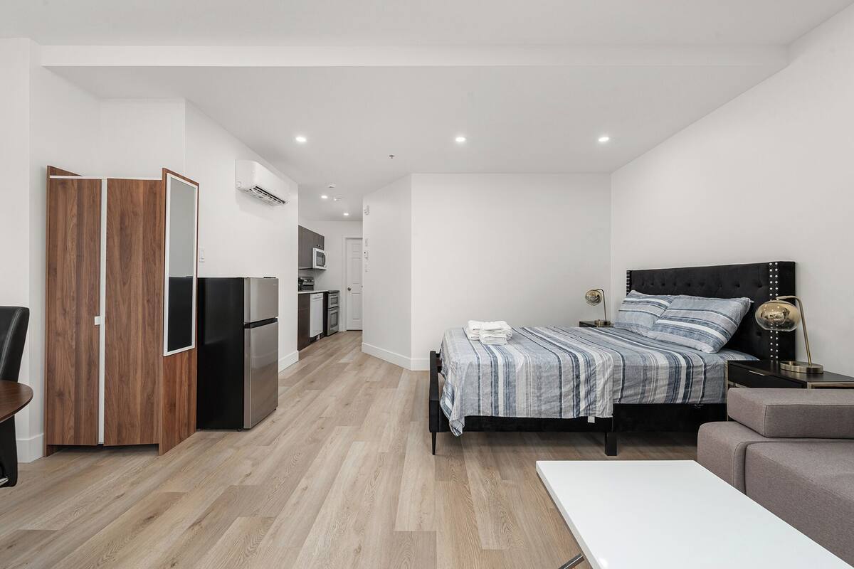 Suite estudio de lujo | Escritorio, tabla de planchar con plancha, wifi gratis y ropa de cama