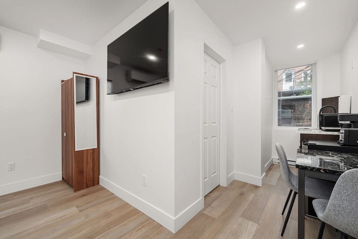 Estudio Deluxe, vista al parque | Escritorio, tabla de planchar con plancha, wifi gratis y ropa de cama