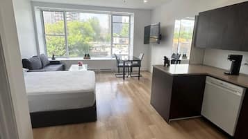 Escritorio, tabla de planchar con plancha, wifi gratis y ropa de cama
