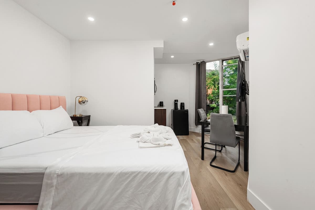 Estudio Deluxe | Escritorio, tabla de planchar con plancha, wifi gratis y ropa de cama