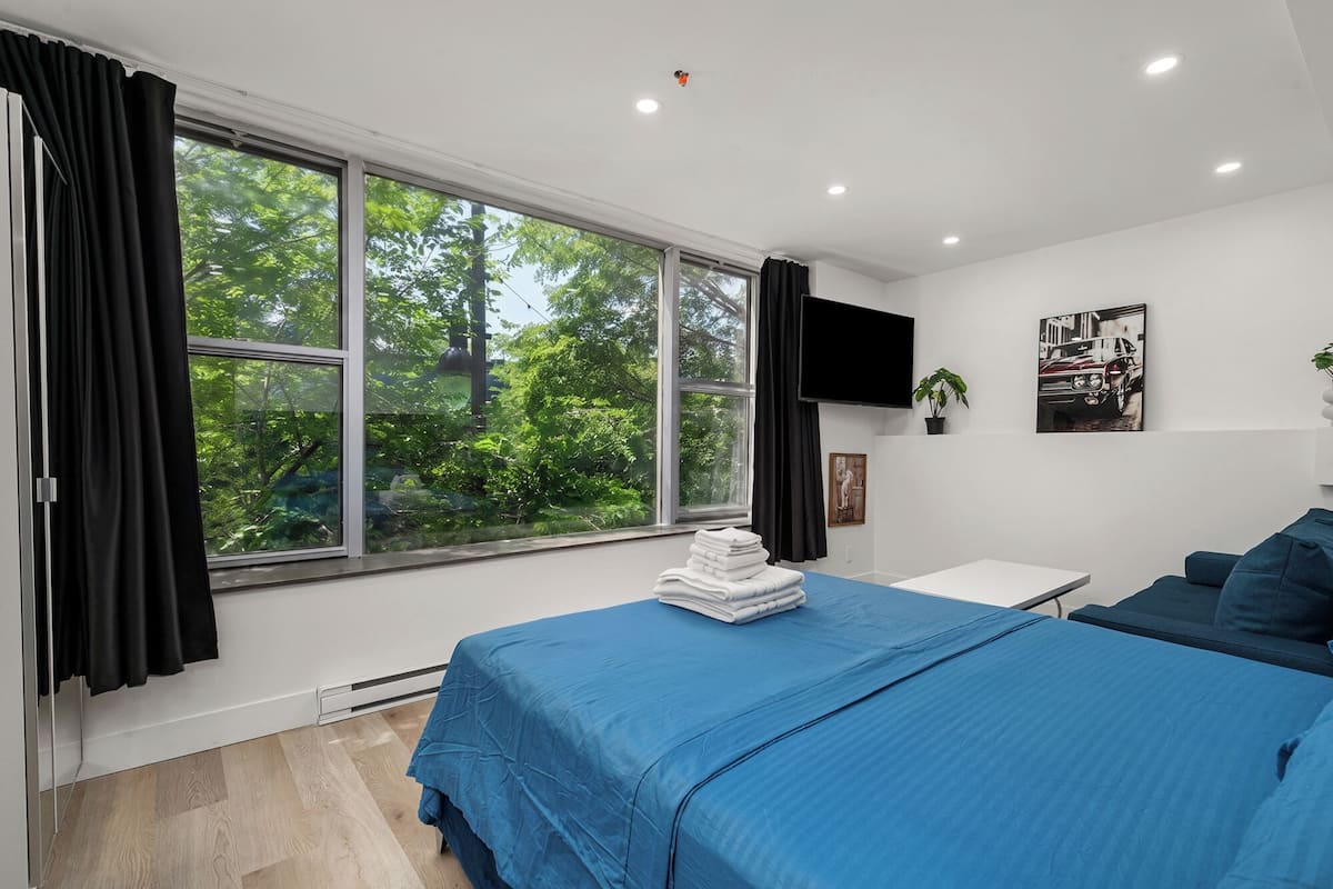 Suite estudio de lujo | Escritorio, tabla de planchar con plancha, wifi gratis y ropa de cama