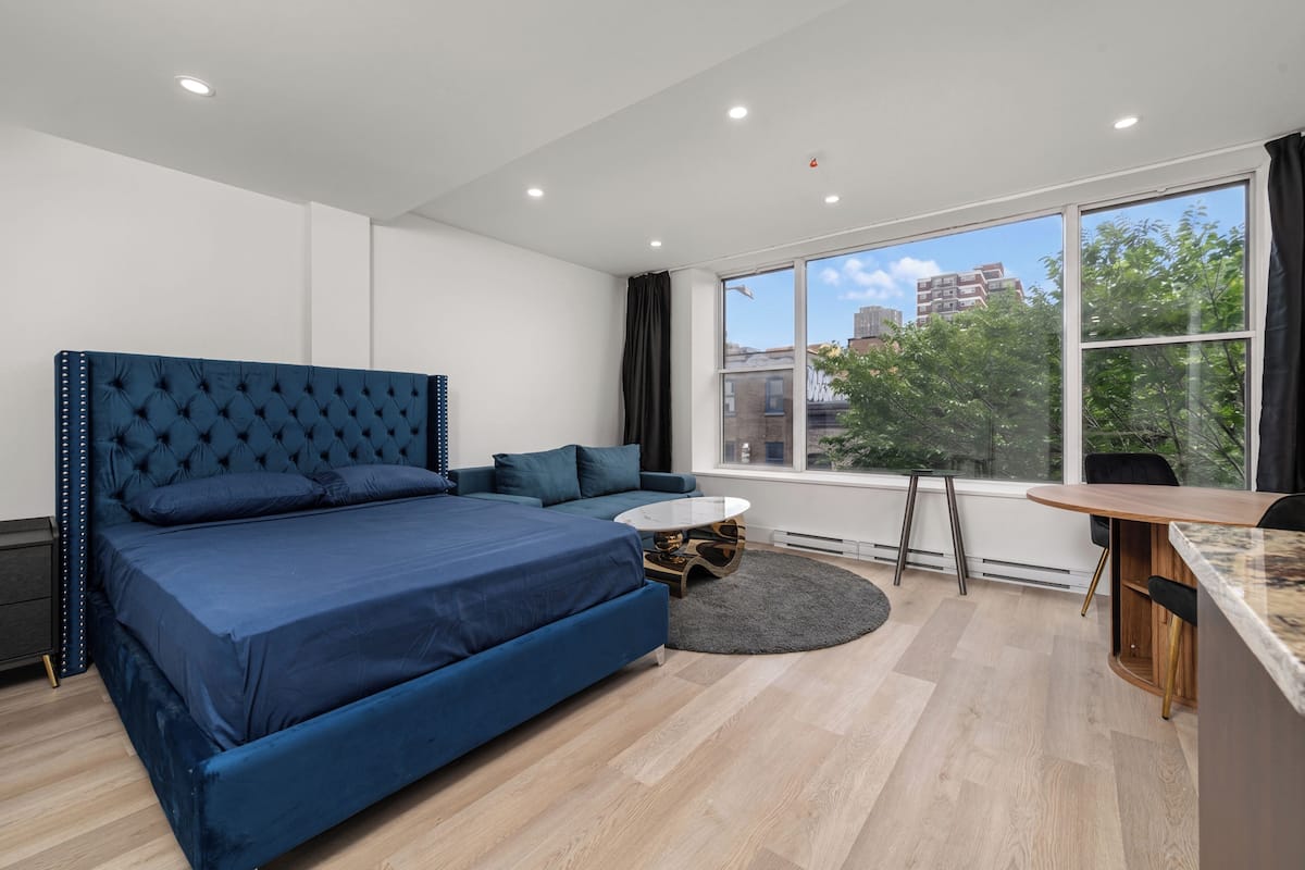 Suite estudio, 1 cama Queen size y sofá cama | Escritorio, tabla de planchar con plancha, wifi gratis y ropa de cama