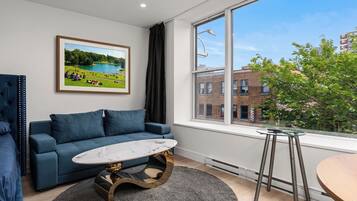 Studio Suite, 1 Queen Bed with Sofa bed | Desk, iron/ironing board (on request), WiFi (free), bed sheets