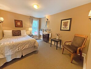 Room - Cozy Forest View Room with Double Bed - Rm 10 (Gabriola)