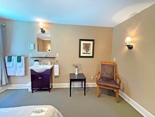 Room - Cozy Forest View Room with Double Bed - Rm 10 (Gabriola)