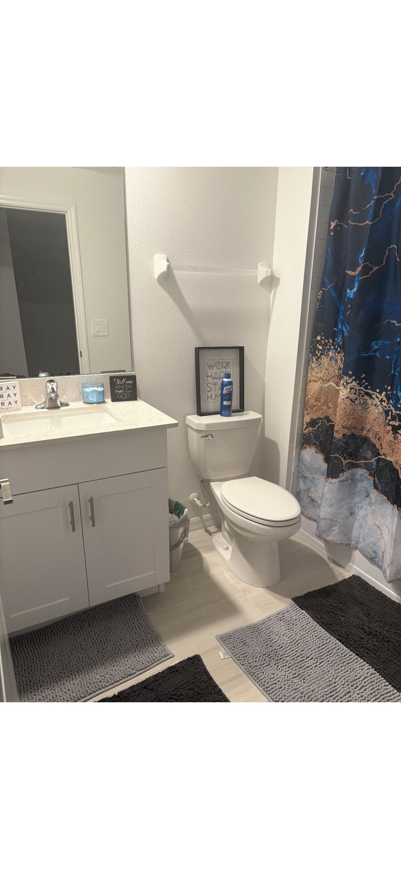 Douche, bidet, serviettes fournies, savon
