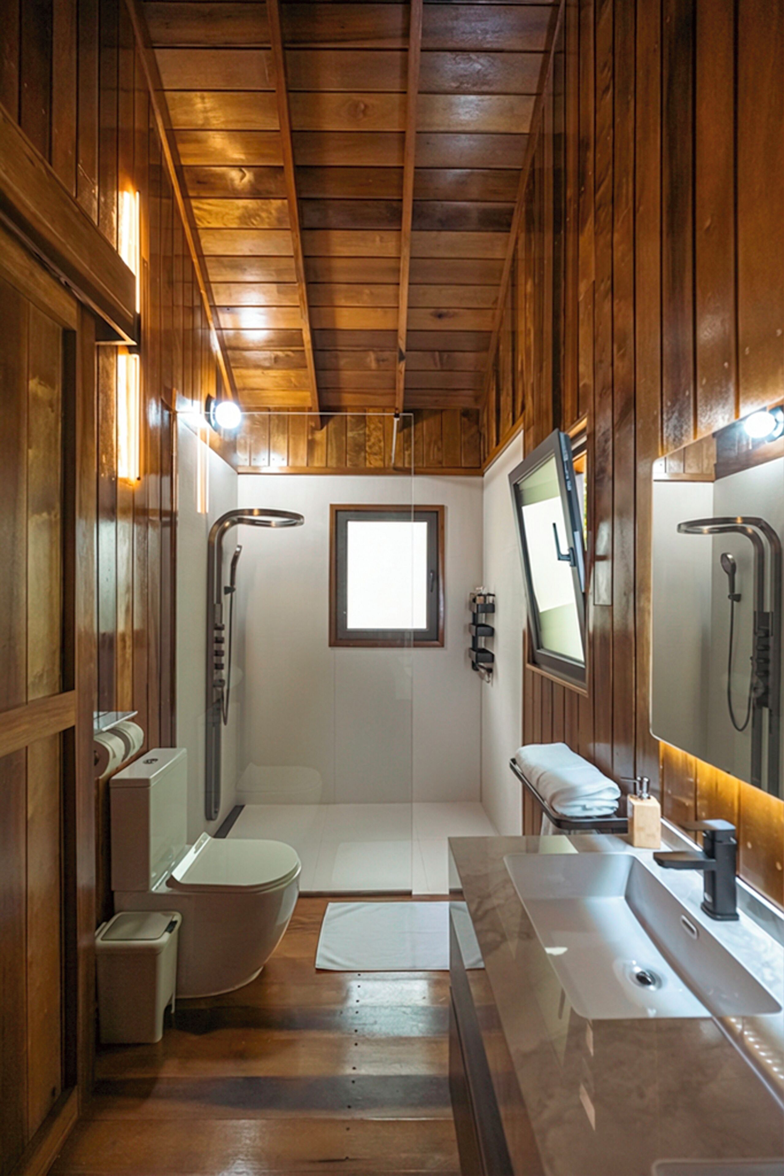 Baño | Regadera, toallas, jabón, shampoo 