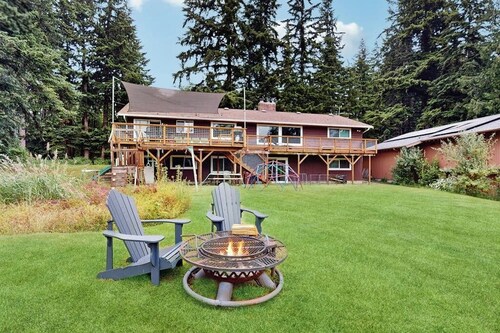 Family-Friendly waterfront retreat with kayaks, fire pit & rec room