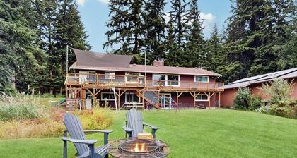 Family-Friendly waterfront retreat with kayaks, fire pit & rec room