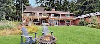 Family-Friendly waterfront retreat with kayaks, fire pit & rec room