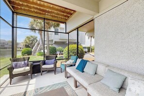TV - Lakefront house w/screened-in patio, pool, close to beach & golf (Pawleys Island)