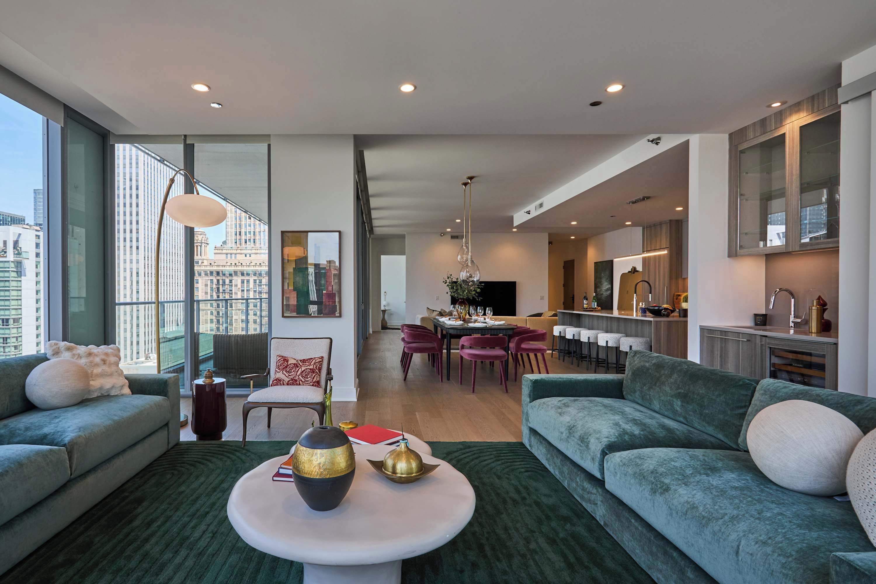 Un salon moderne comprenant un canapé, une table basse et un coin repas avec des chaises et une table.