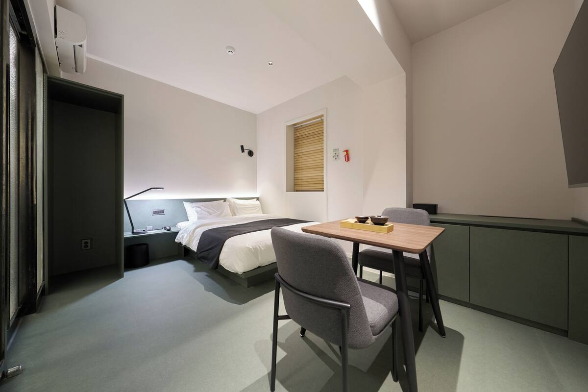 Ropa de cama de alta calidad, cortinas blackout y wifi gratis 