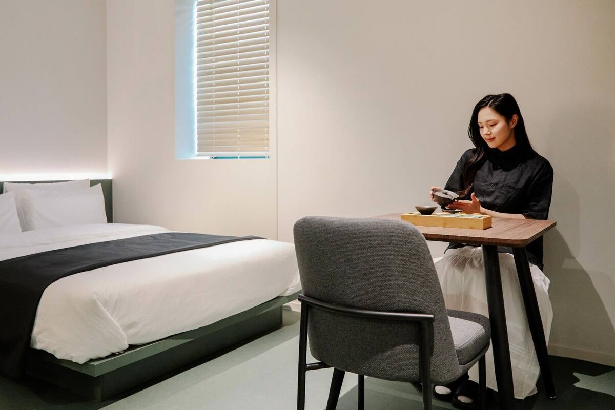 Ropa de cama de alta calidad, cortinas blackout y wifi gratis 
