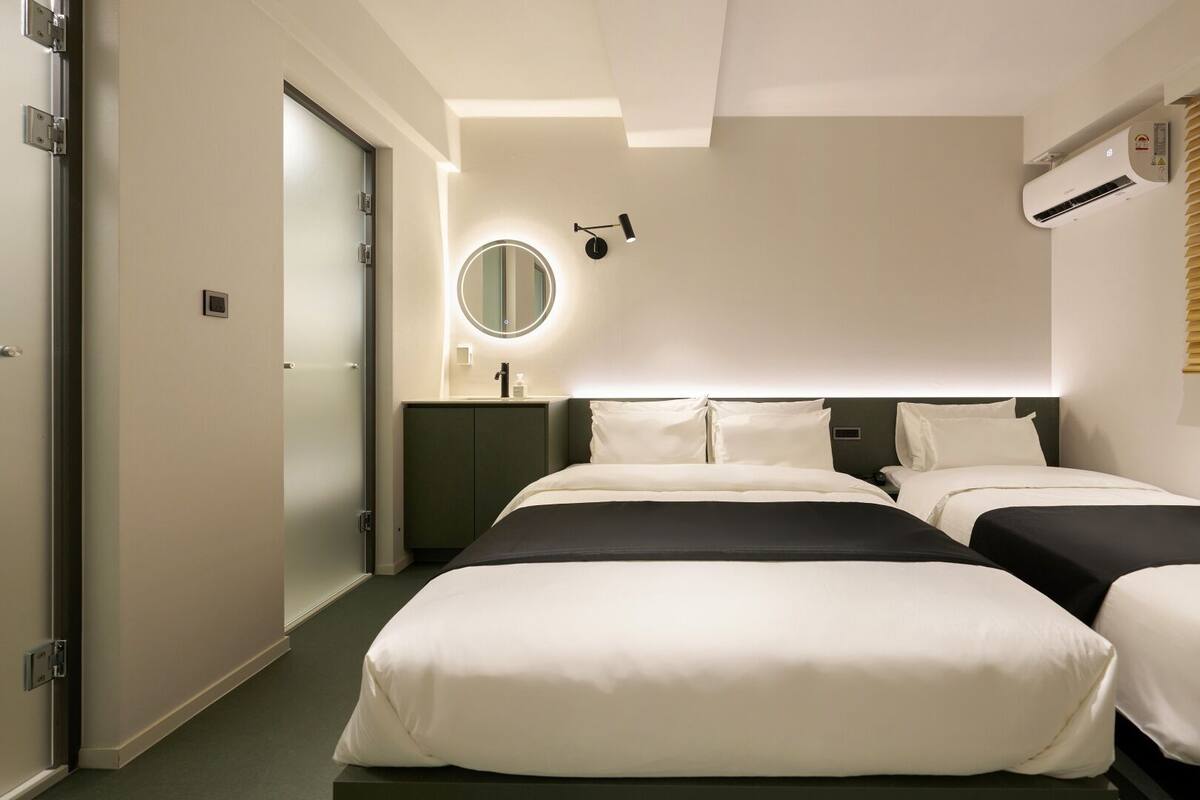Ropa de cama de alta calidad, cortinas blackout y wifi gratis 