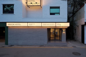Un hotel con un letrero que dice 'Anook Hotel' y 'El Hotel Más Acogedor de la Tierra'.