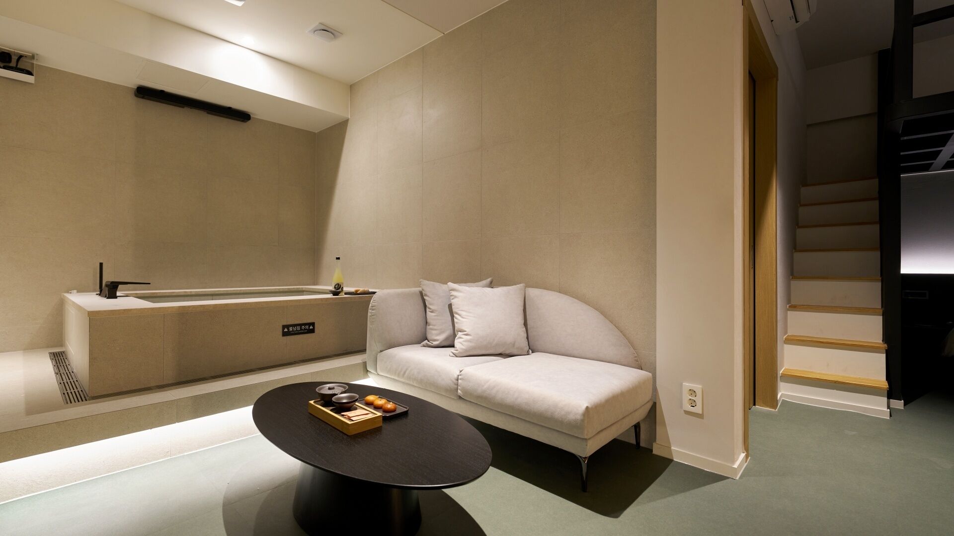 Un baño moderno con bañera, sofá y mesa de centro.