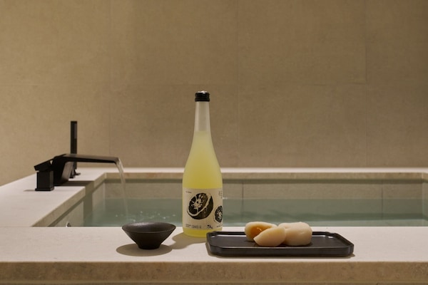 Signature Spa & Sauna Bunker | Bathroom | Hair dryer, slippers, towels, shampoo