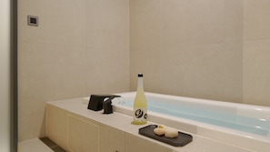 Signature Spa & Sauna Twin | Bathroom | Hair dryer, slippers, towels, shampoo - Anook Hotel Ulsan Mugeo (Ulsan)