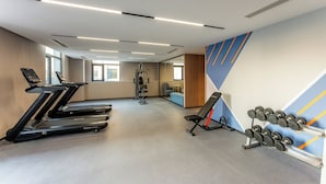 A modern gym with treadmills, a weight bench, and dumbbells. - Holiday Inn Express Luoyang Longmen (Luoyang)
