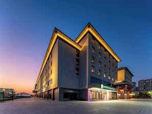 Exterior - Holiday Inn Express Luoyang Longmen (Luoyang)