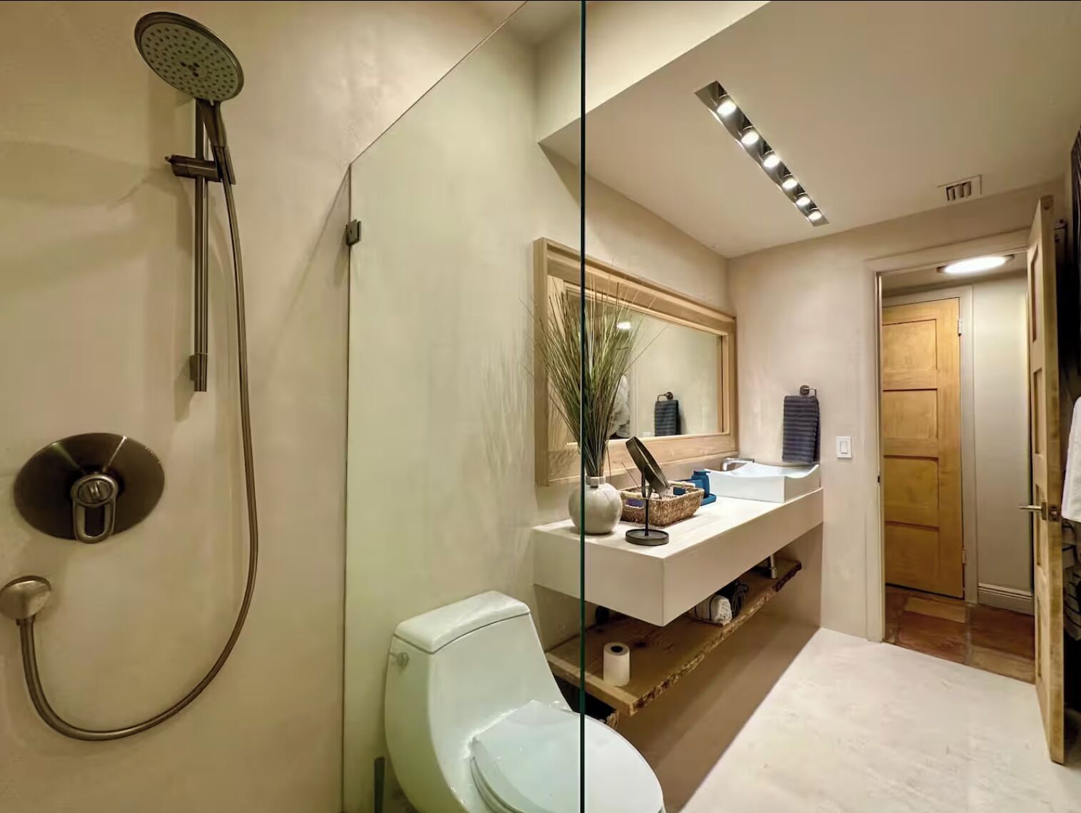Ein modernes Badezimmer mit Dusche, Toilette und Waschtisch.