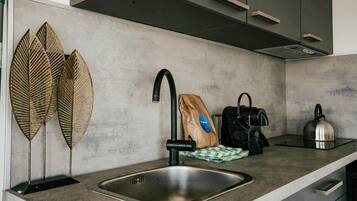 Een koelkast, een kookplaat, een koffiezetapparaat/waterkoker