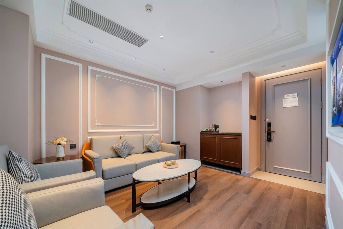 Ein modernes Wohnzimmer mit Sofa, Couchtisch und Schrank.