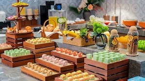 A buffet with various food items and beverages. - Vienna International Hotel Guangzhou Baiyun International Airport Branch - Free Shuttle Bus to Guangzhou Baiyun International Airport & Free Deliver Service to Canton Fair Complex During Canton Fair Period (Guangzhou)