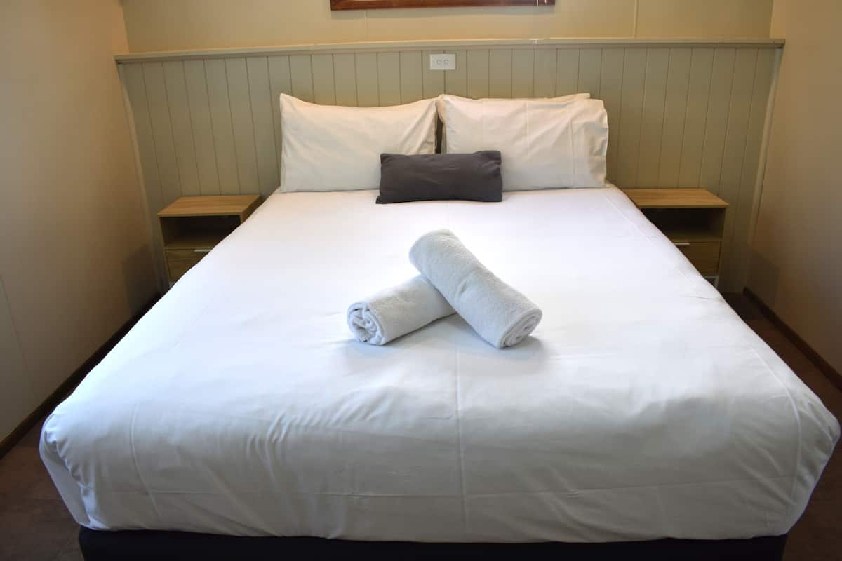 Classic Cabin, 1 Queen Bed, Pets allowed