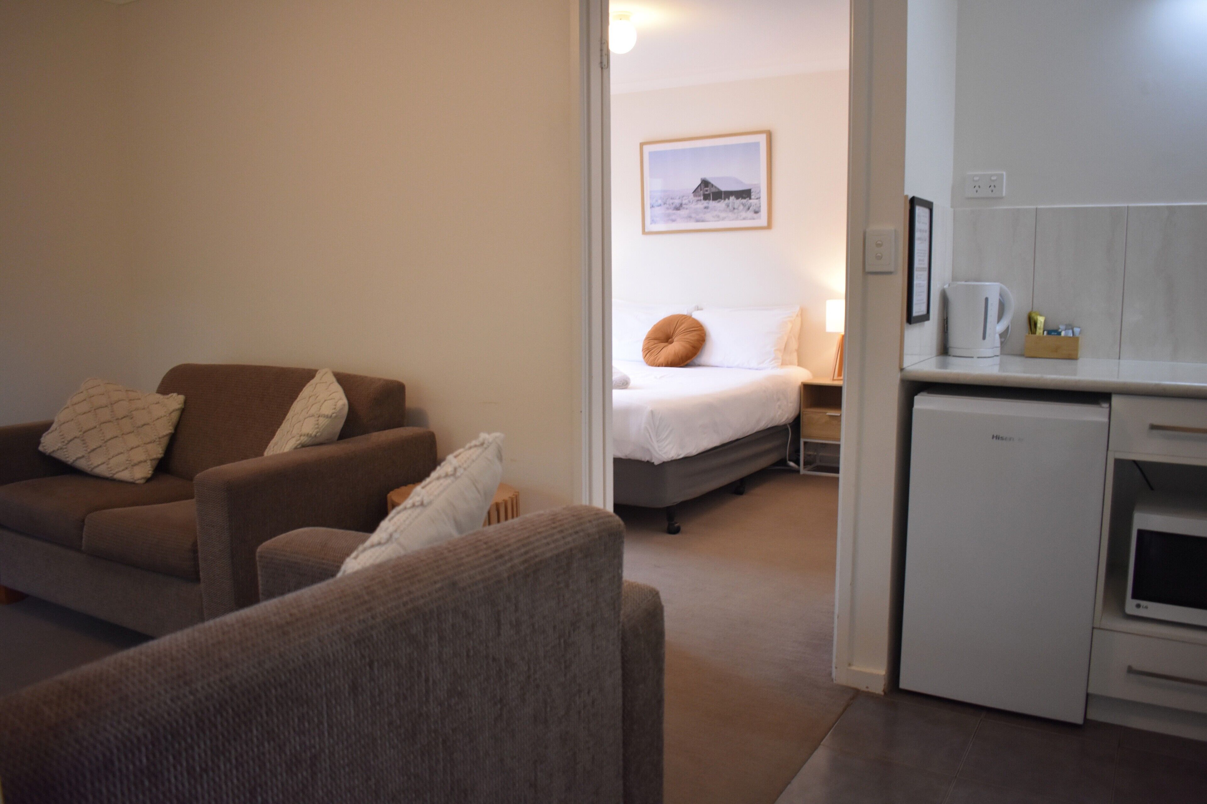 Deluxe Villa, 1 Queen Bed | Living area