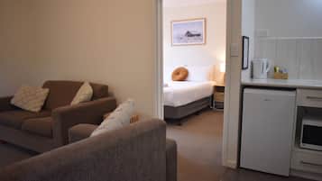 Deluxe Villa, 1 Queen Bed | Living area