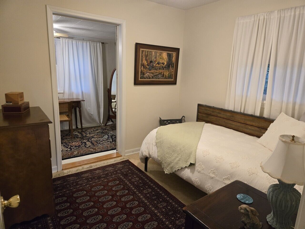 2 bedrooms, desk, WiFi, bed sheets