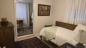 2 bedrooms, desk, WiFi, bed sheets