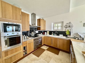 Kühlschrank, Mikrowelle, Geschirrspüler, Kochgeschirr/Geschirr/Besteck