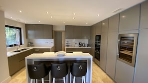 Kühlschrank, Mikrowelle, Ofen, Geschirrspüler