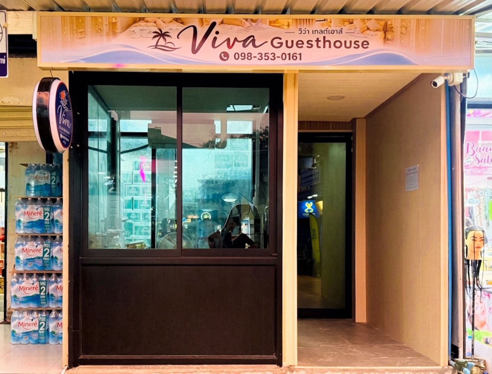 A Viva Guesthouse with a contact number 098-353-0161.