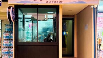 A Viva Guesthouse with a contact number 098-353-0161.
