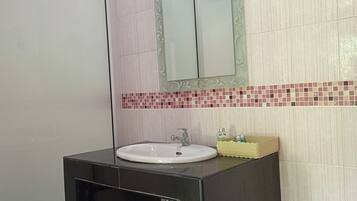 Basic Double Room, Garden View | Bilik Mandi