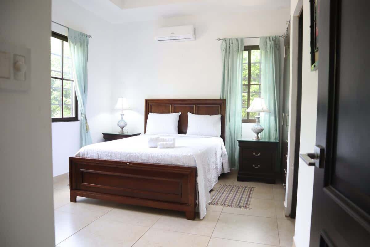 3 habitaciones, tabla de planchar con plancha, wifi y ropa de cama 