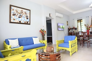 Living area - Family Home · Shared Pool · BBQ & Nature (San Carlos)