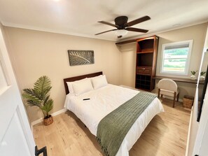 Tabla de planchar con plancha, wifi y ropa de cama 