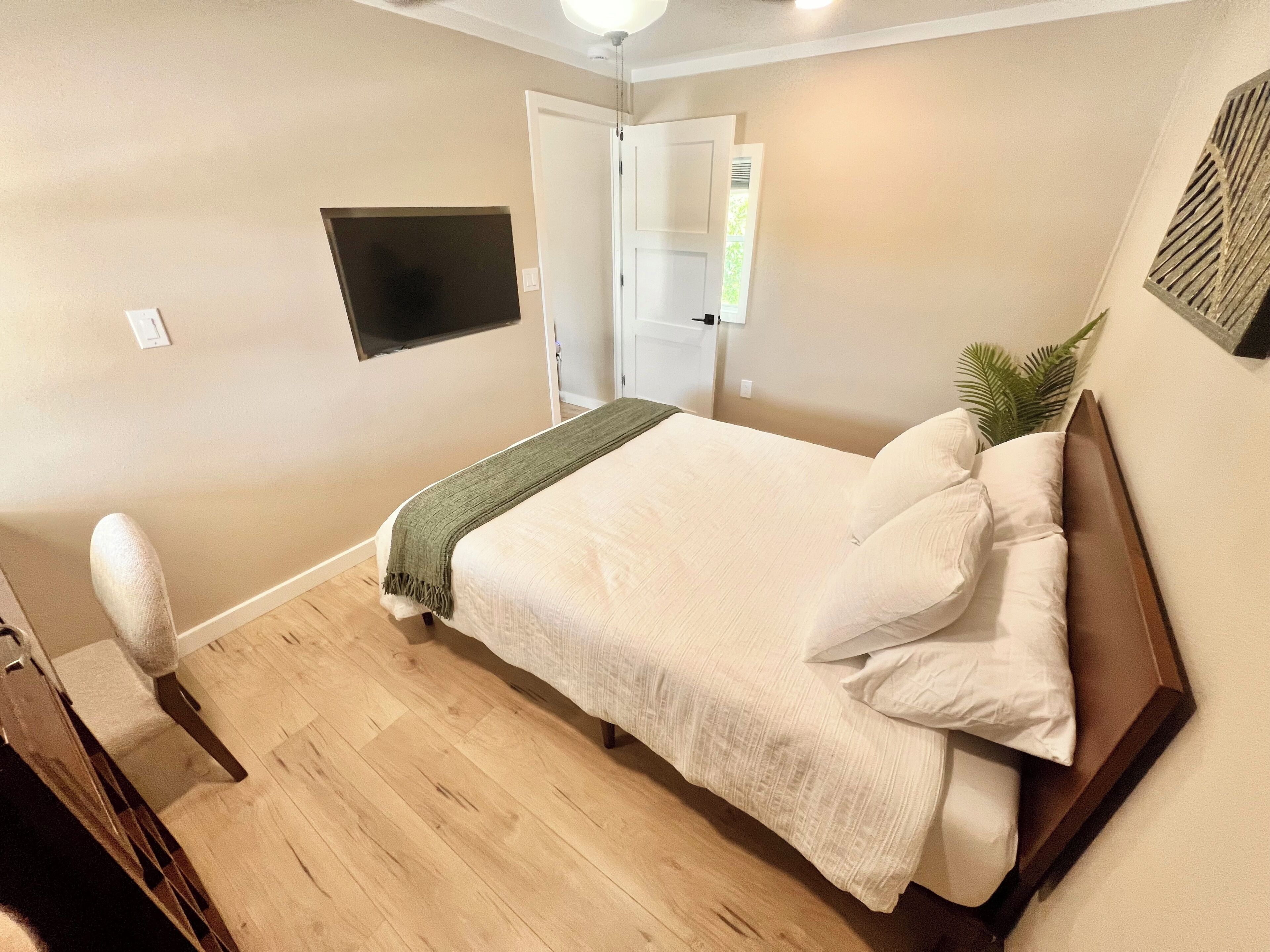 Iron/ironing board, WiFi, bed sheets