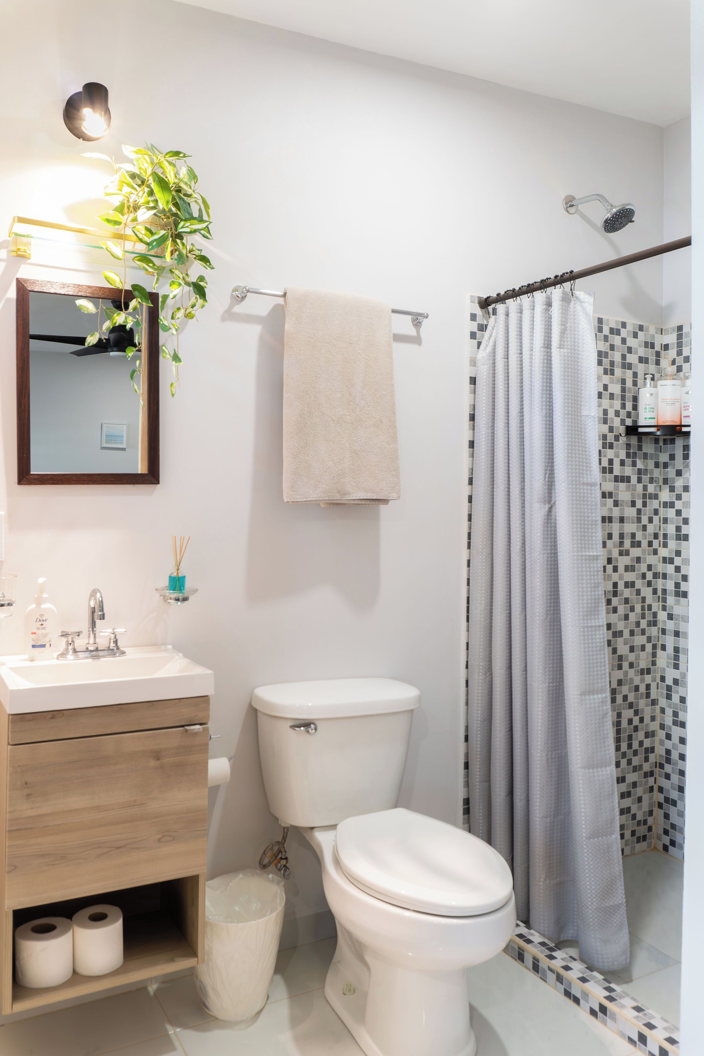 Sèche-cheveux, serviettes fournies, papier toilette