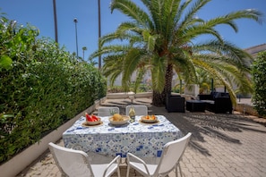 Outdoor dining - Modern 2-Bedroom Apartment with Pool Near Albufeira Beaches (Albufeira)