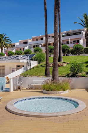 Exterior - Modern 2-Bedroom Apartment with Pool Near Albufeira Beaches (Albufeira)